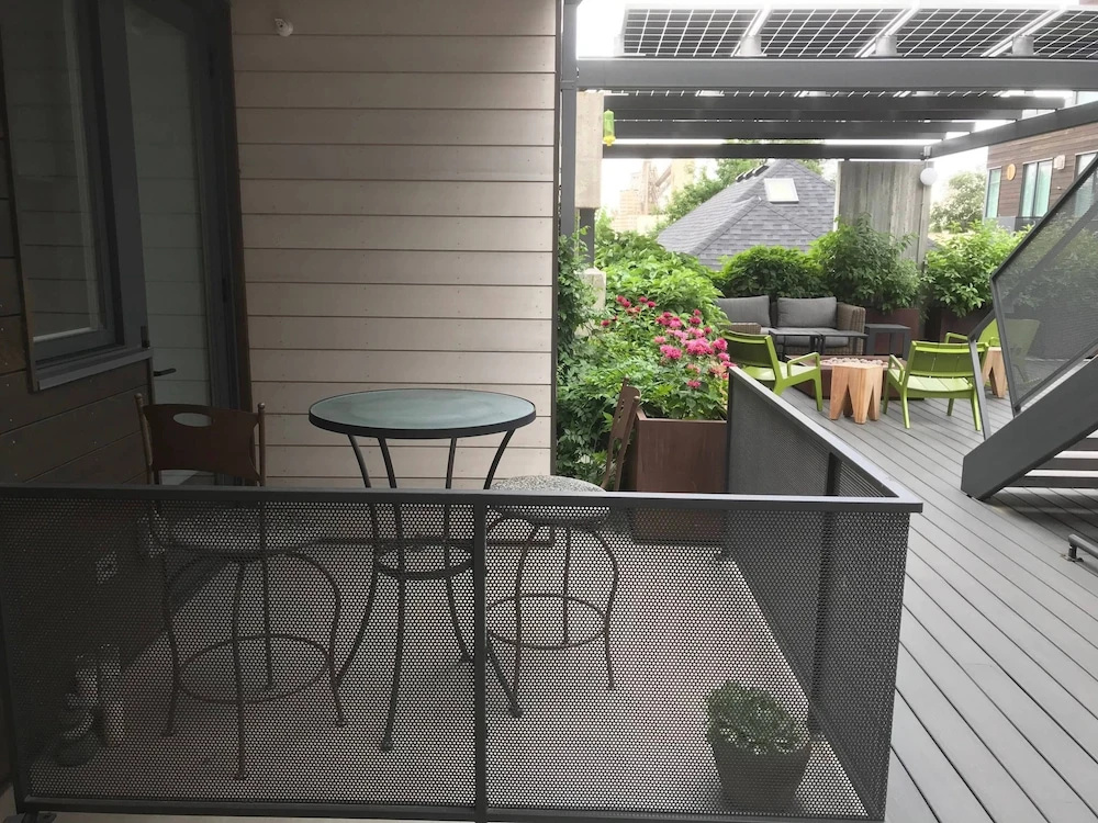 Modern Elegance on Linden Walk/bike Everywhere!