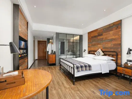 Standard Double room with lake view (full double bed)