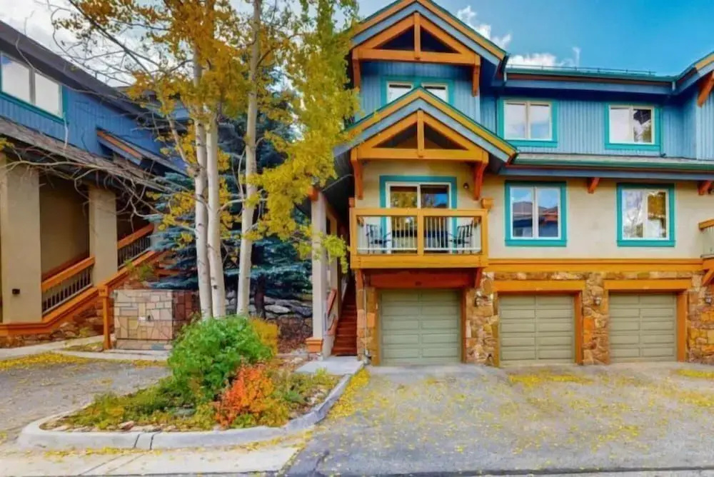 Renovated 2 Bedroom Condo Next to Snowflake Lift - Walk to Lifts and Town!