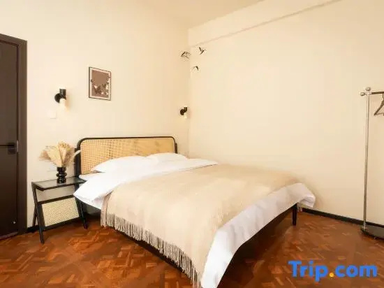 2 Bedrooms Suite with courtyard view