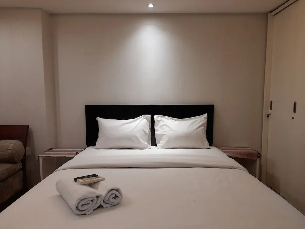 Modern Studio Room at Gateway Ahmad Yani Cicadas Apartment