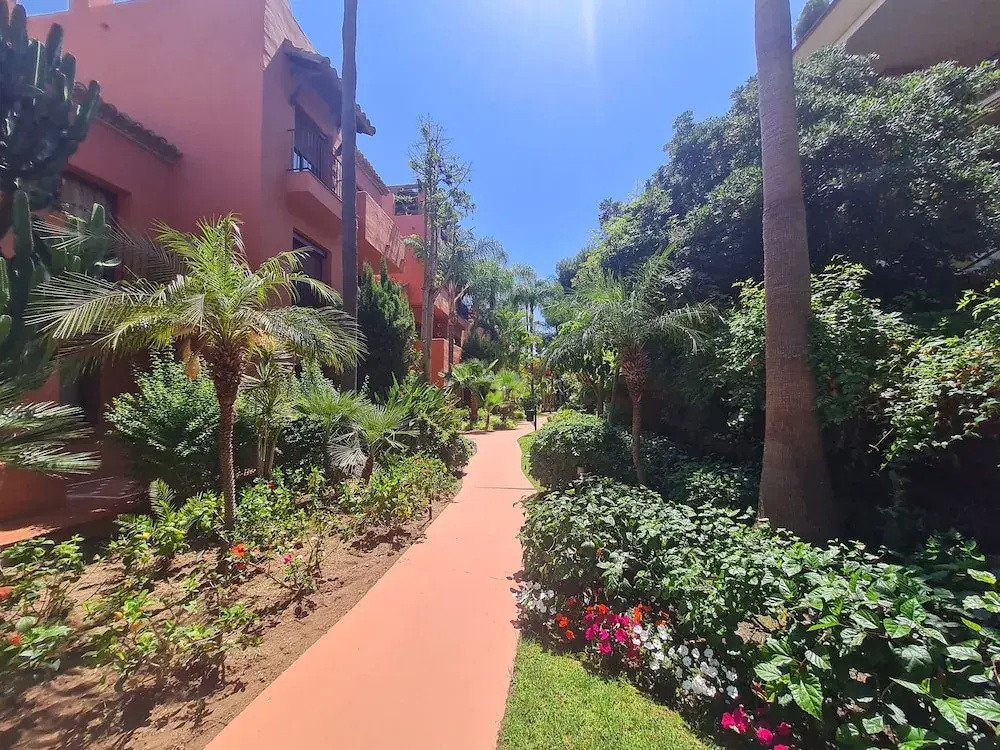 Luxury 2-bed Apartment Elviria - Pool, Sauna & gym