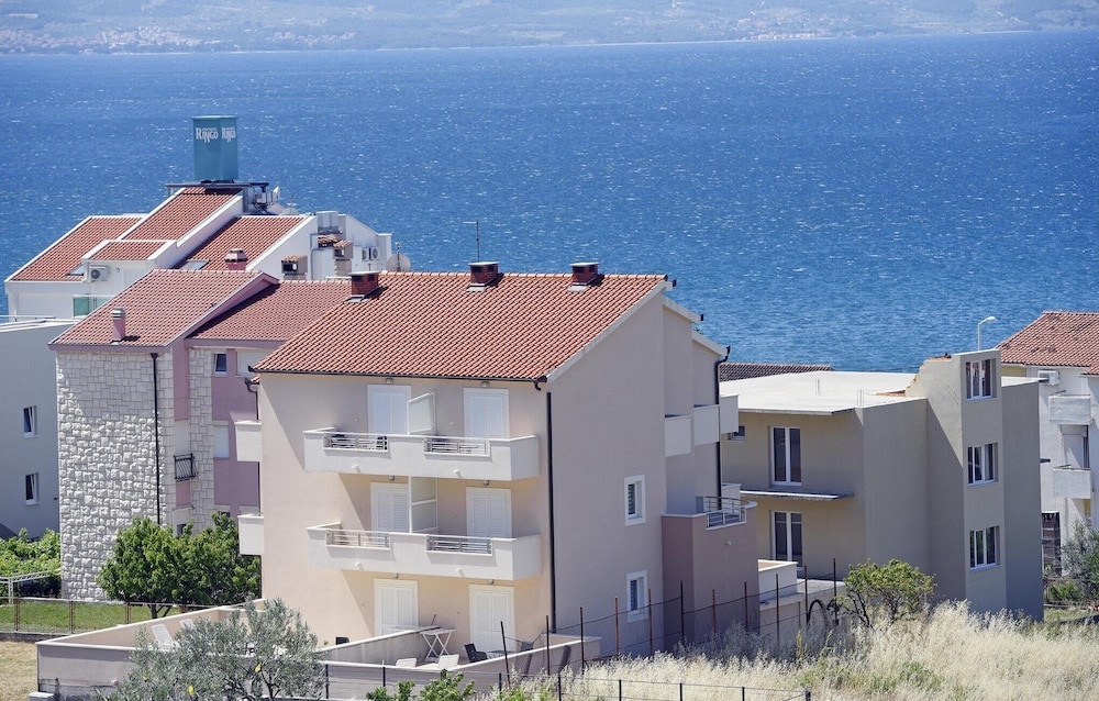 Amazing Apartment in Podstrana With Wifi