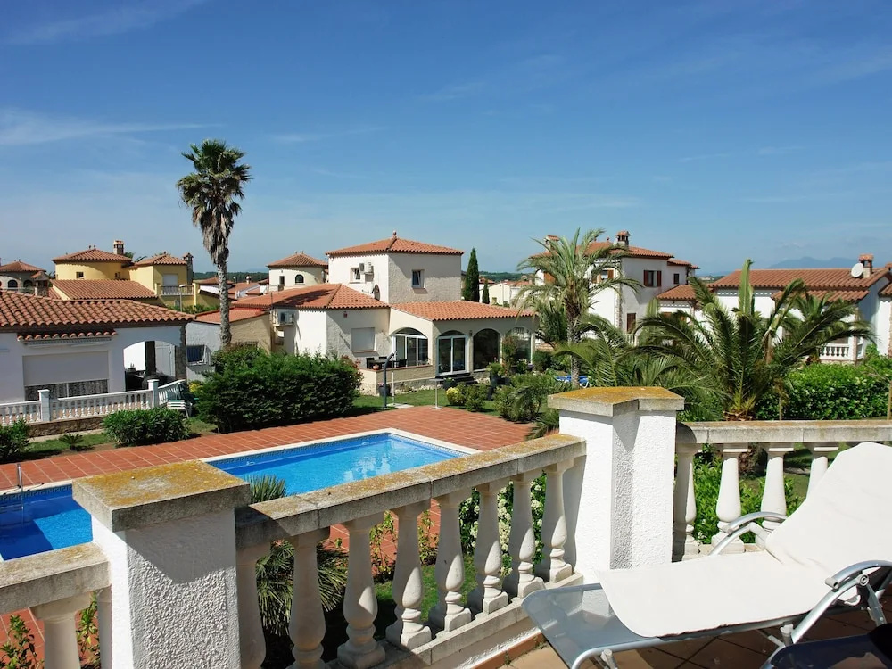 Delightful Villa in Vilacolum With Swimming Pool