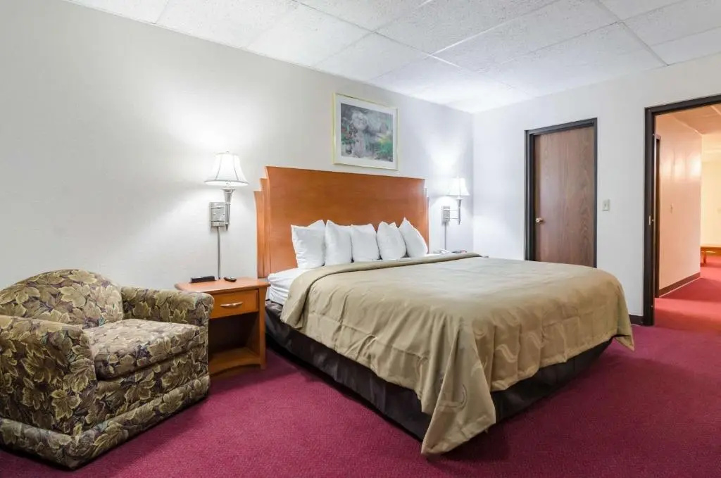 Suite with pool view