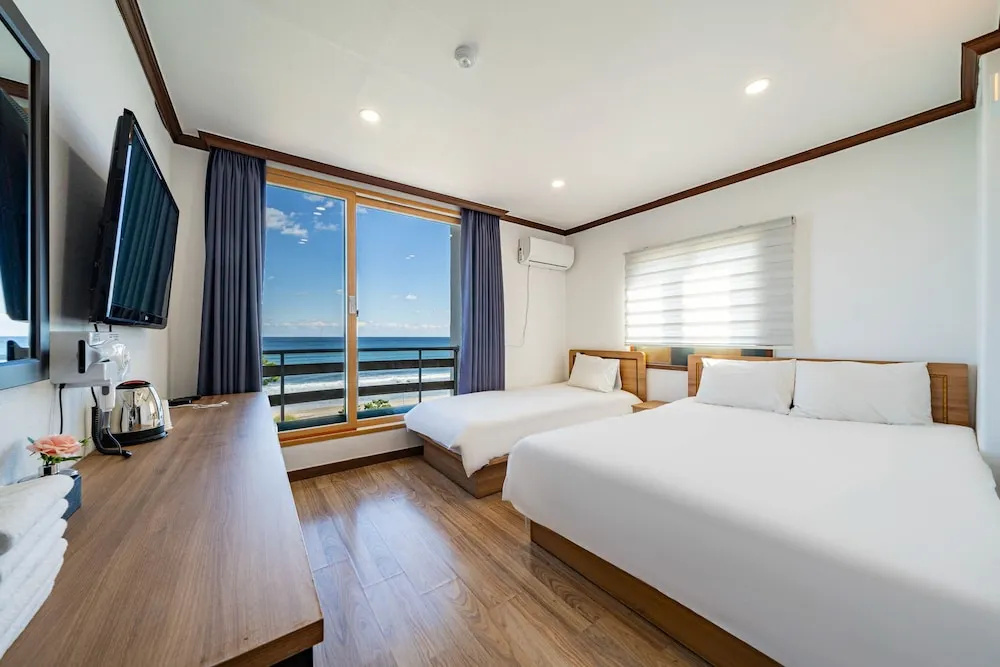 Standard Double room with ocean view (twin beds)