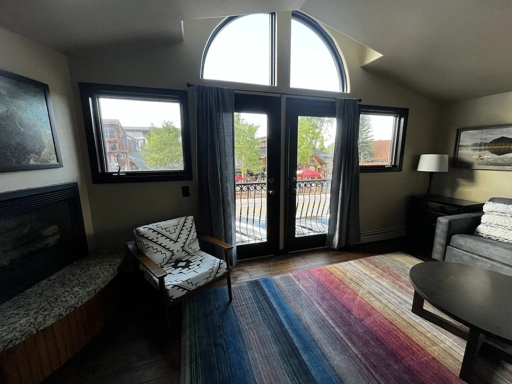 1 Bedroom Apartment with mountain view