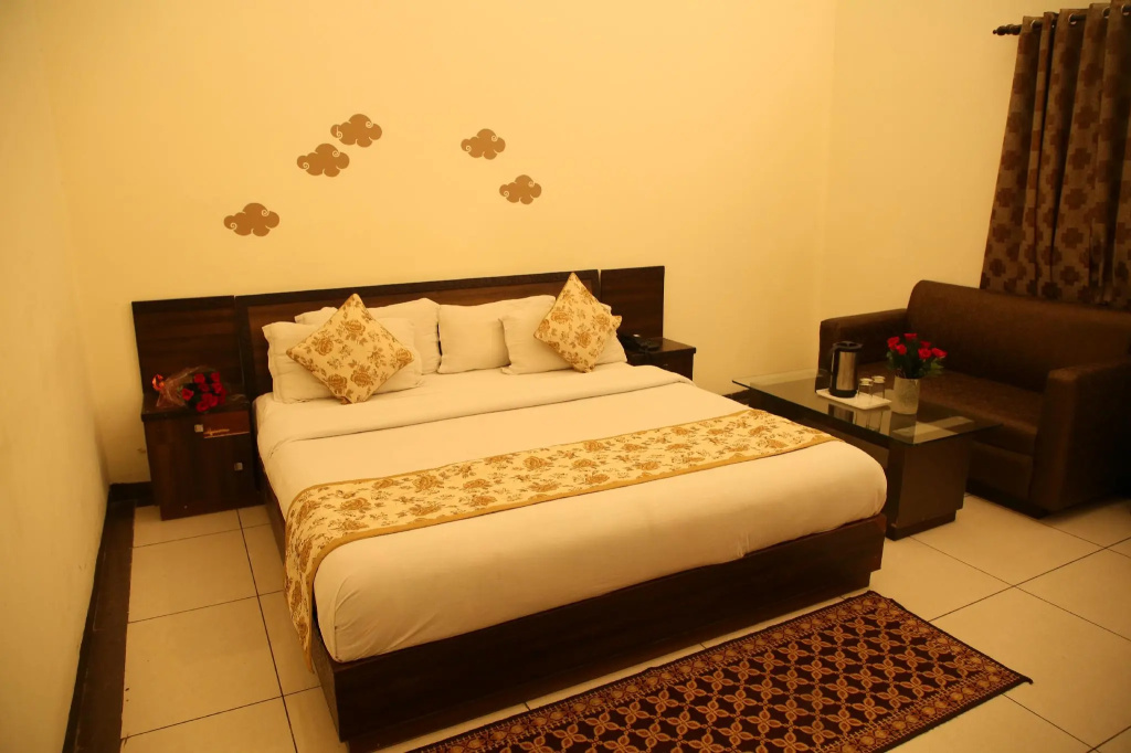 Deluxe Double room (full double bed)