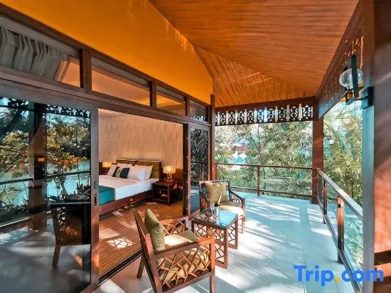Premier Double room with river view (full double bed)