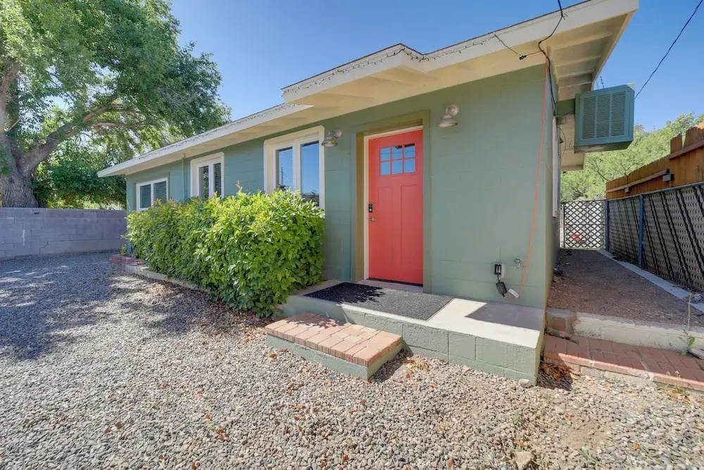 Old Town Cottonwood Cottage w/ Yard, Pets Welcome