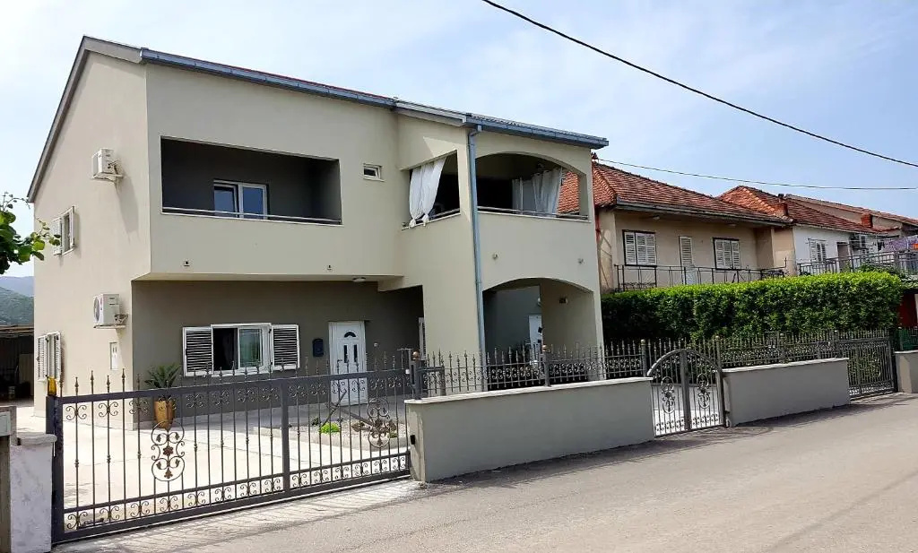 Rafael Apartment