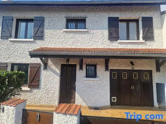 Charming Modular House from 4 to 6 Beds with Patio