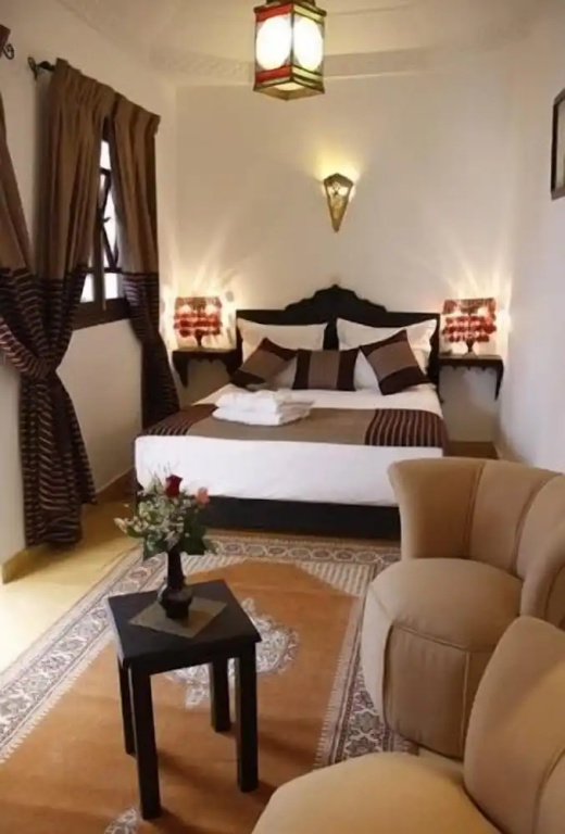 Double Suite with courtyard view (full double bed)
