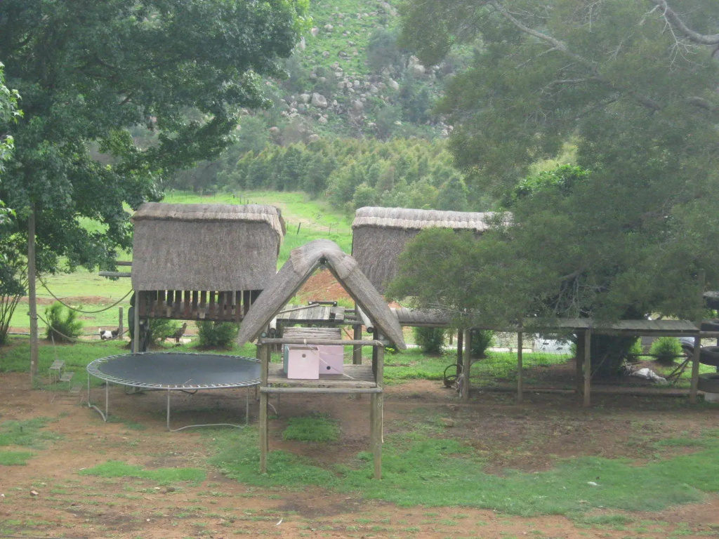 Emahlathini Guest Farm