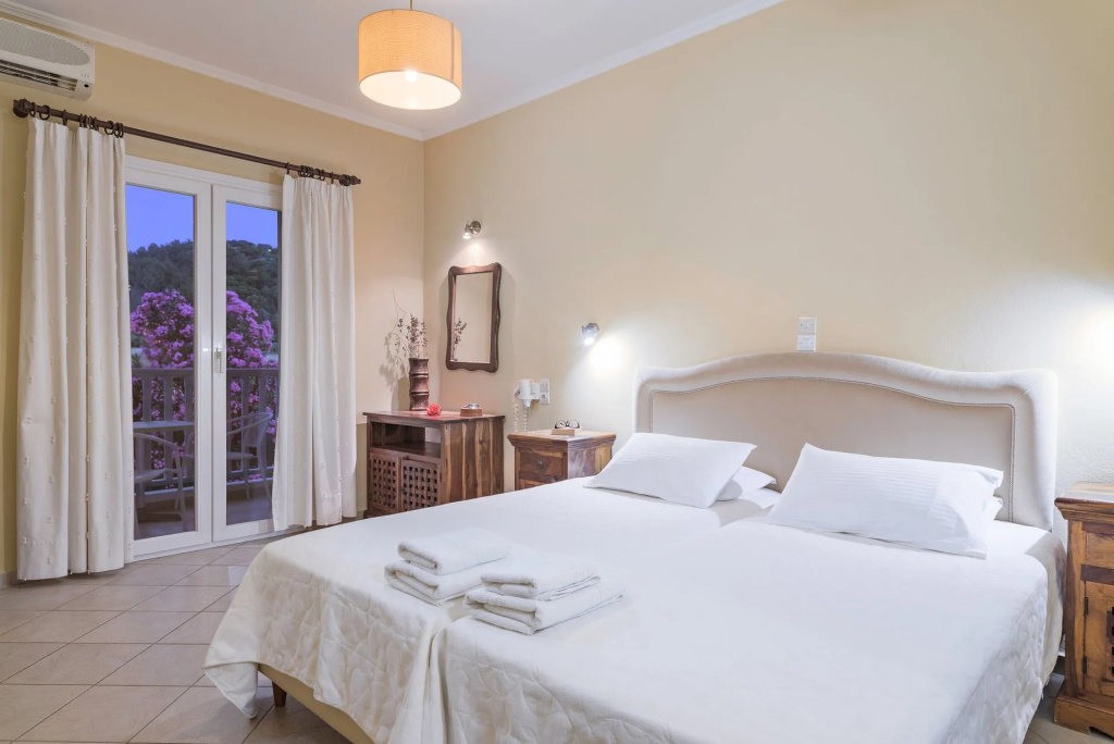 Standard Double room with sea view (full double bed)