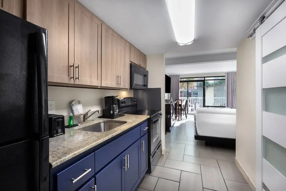 Standard Double room with balcony and with partial ocean view (full double bed)