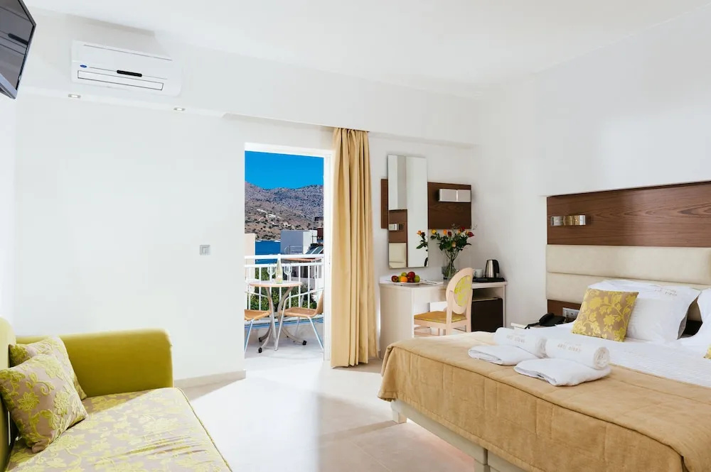 Superior room with balcony and with garden view