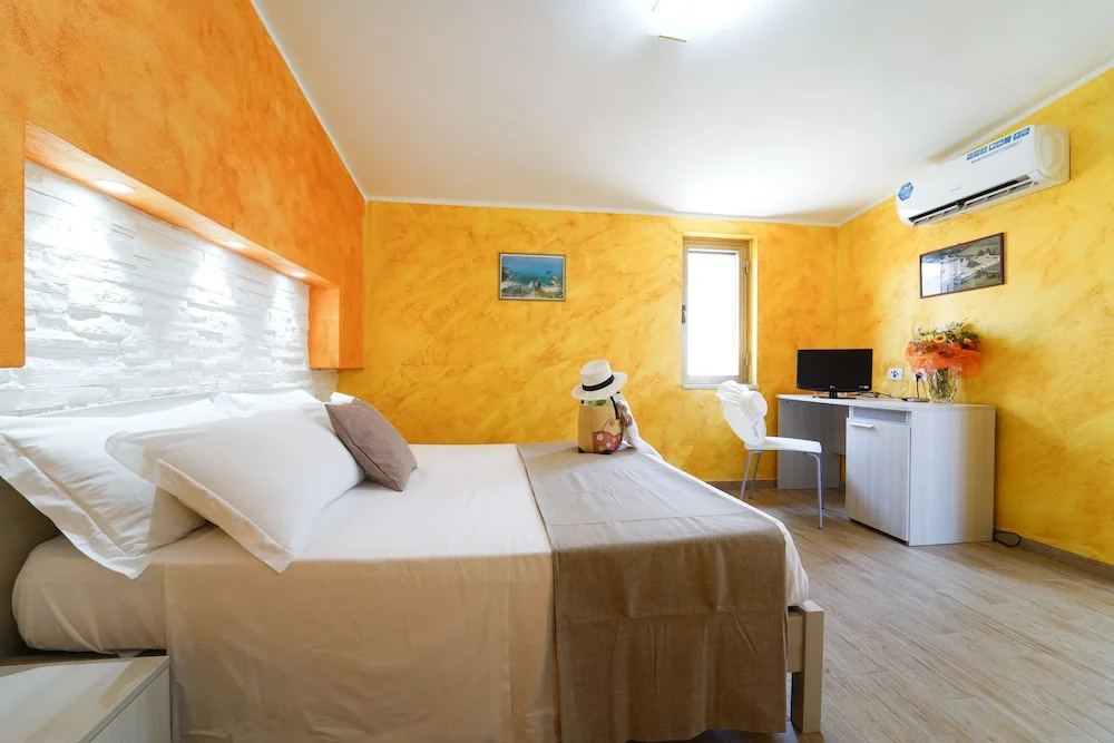 Standard Double room with balcony (full double bed)