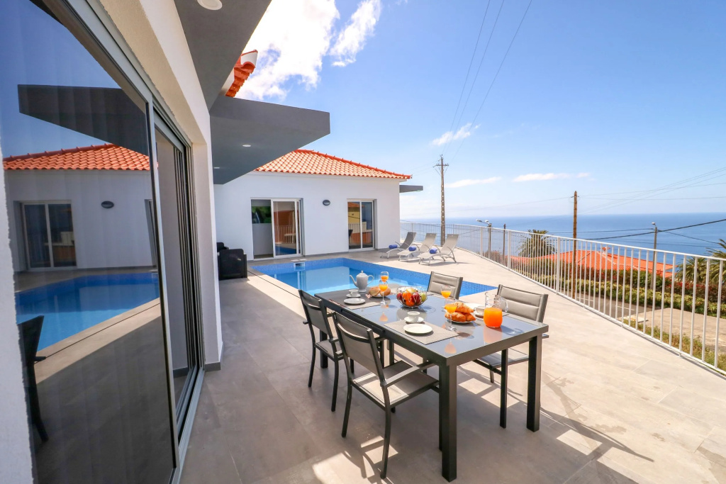 Beautiful Modern Villa in Calheta – CalhetaScape