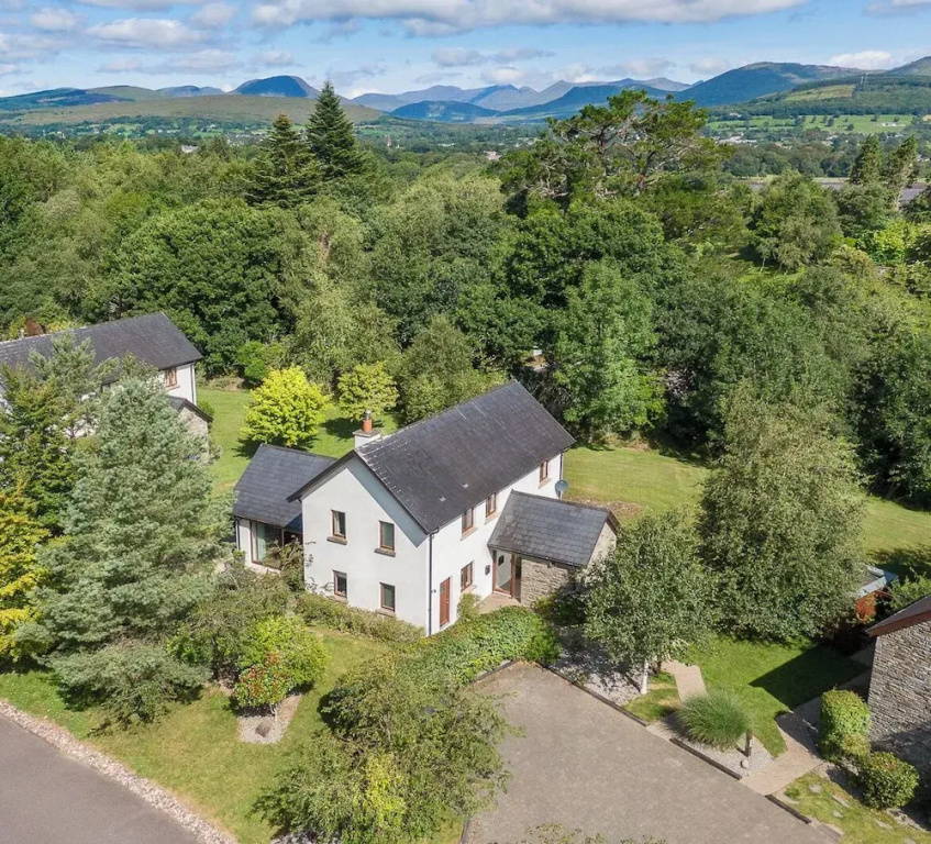 Spacious Kenmare Home to Sleep 8 Free use of Pool Onsite