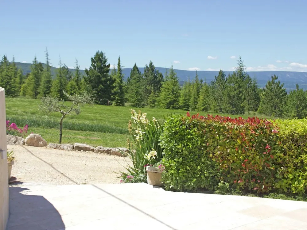 Splendid Holiday Home in Apt With Private Garden