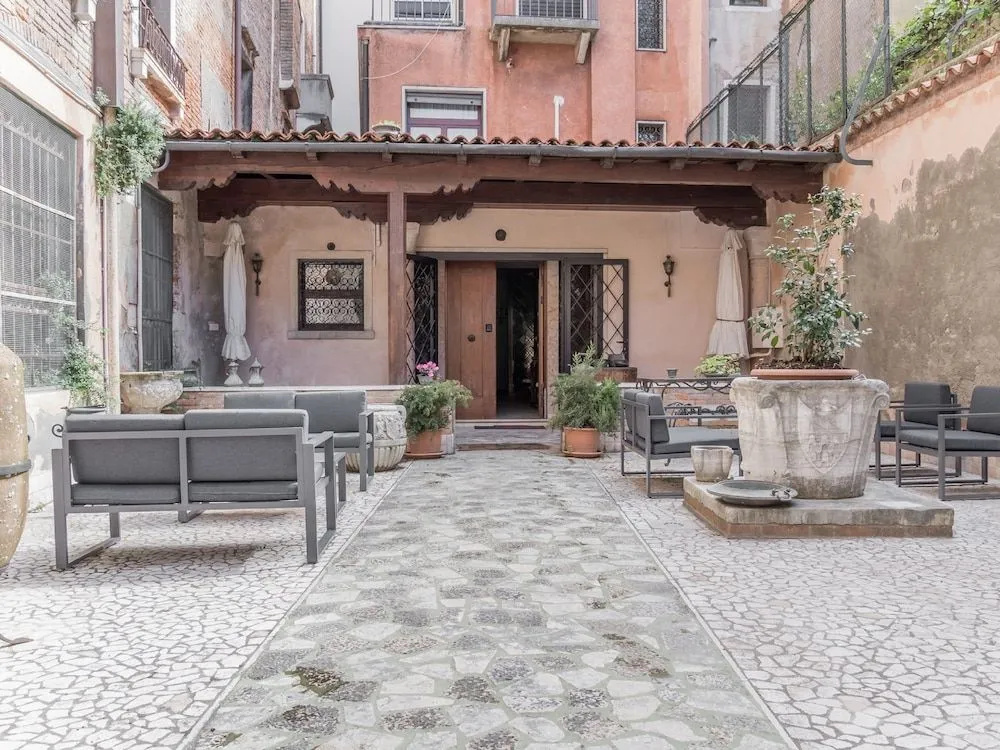 Luxury Apartment On Grand Canal by Wonderful Italy