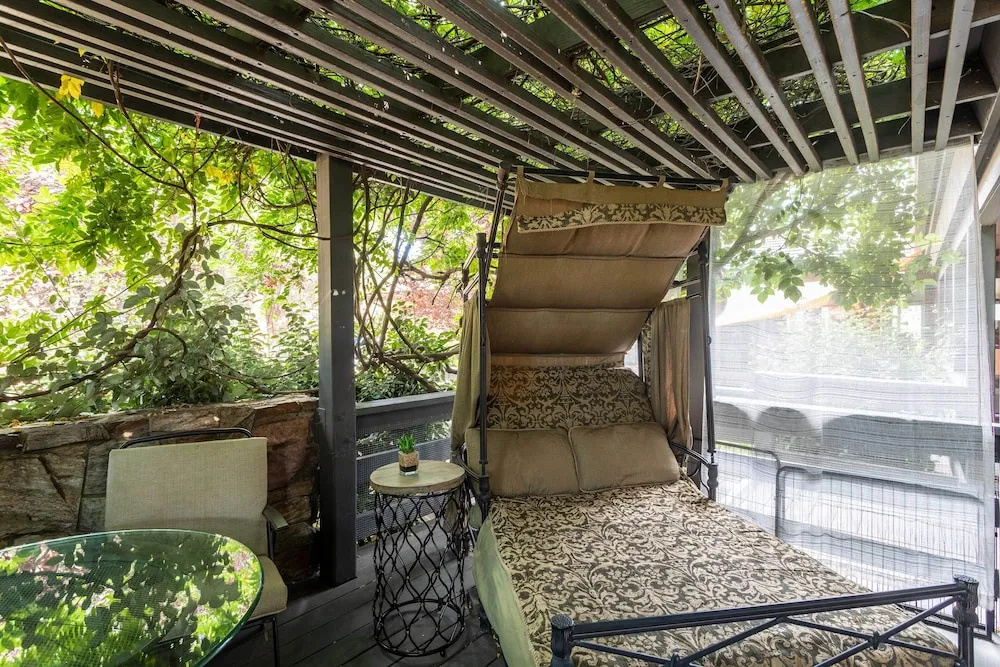 Outdoor Entertaining Space: Seonda Mtn-view Home