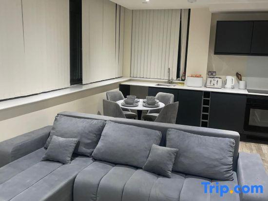 Modern 1-Bed Penthouse — Steps from Old Trafford
