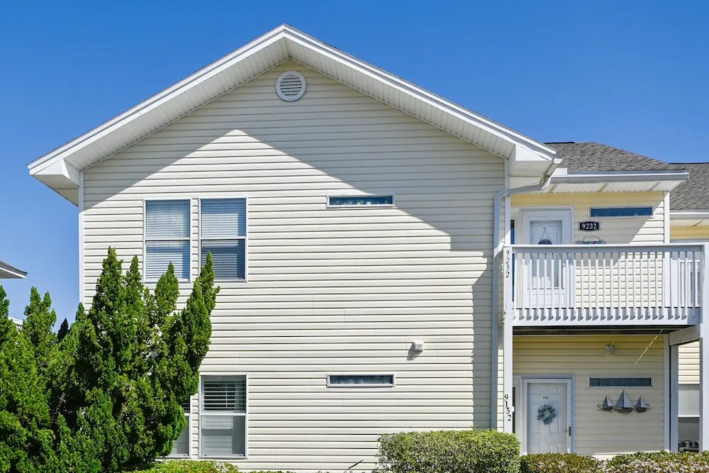 SPC 9232 is a Beautiful recently upgraded 2 BR with Free Beach Service by RedAwning