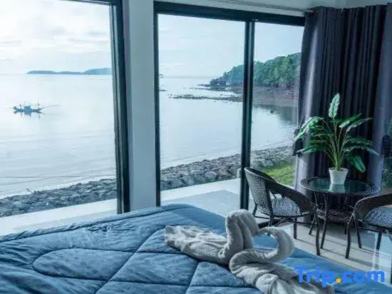 Room in front of Sunset Beach