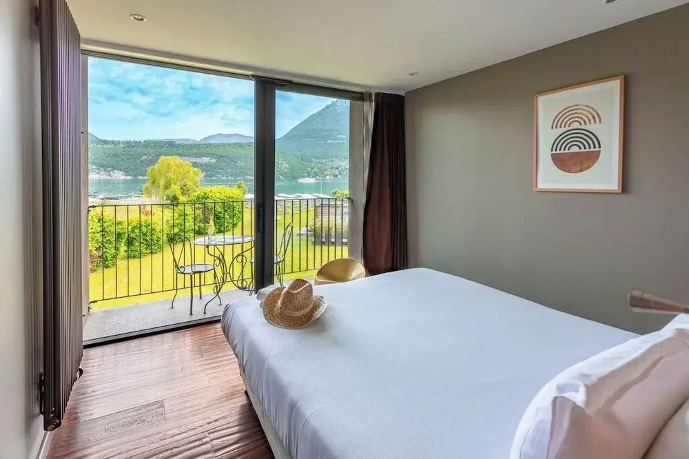 Classic Double room with lake view (full double bed)