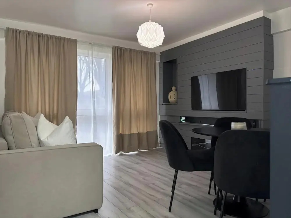 1 Bed Flat - Sleeps 2 - Parking - Wifi