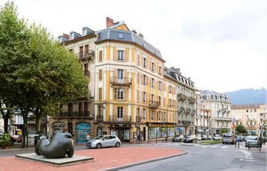 85 m2, calme , parking, centre ville