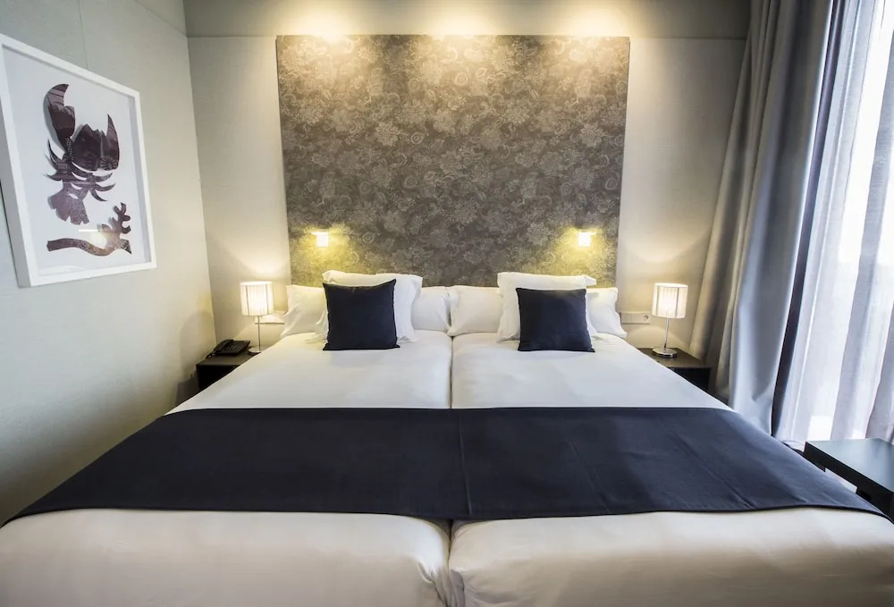 Deluxe Double room (full double bed)