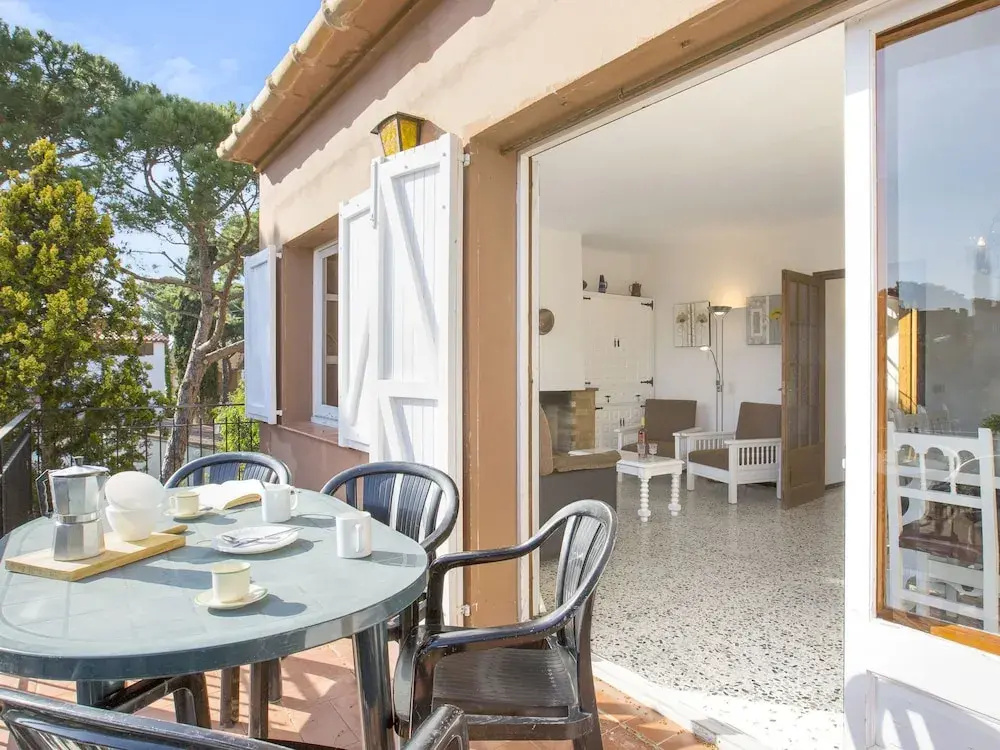 Apartment near the sea with shared swimming pool in Costa Brava
