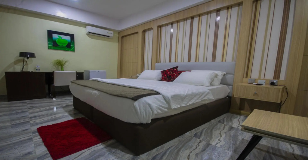 Double Suite (full double bed)
