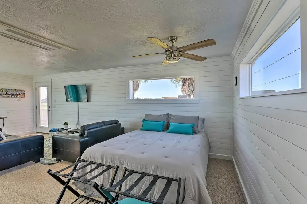 < 1 Mi to Surfside Beach: Open-concept Cottage