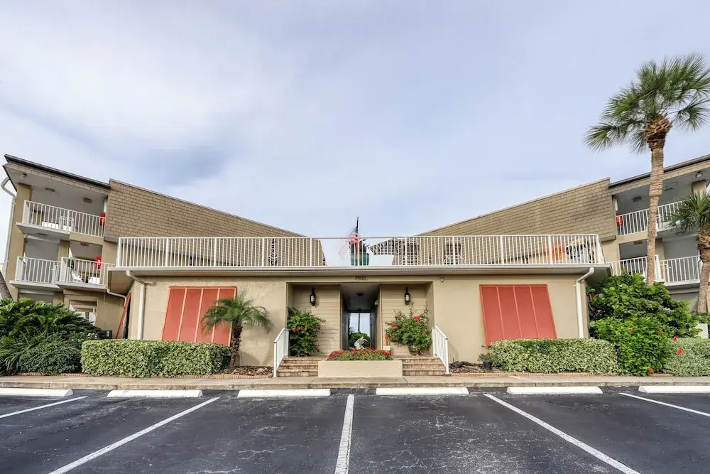 Ocean View Condo w/ Direct Beach Access & Shared Swimming Pool/tennis