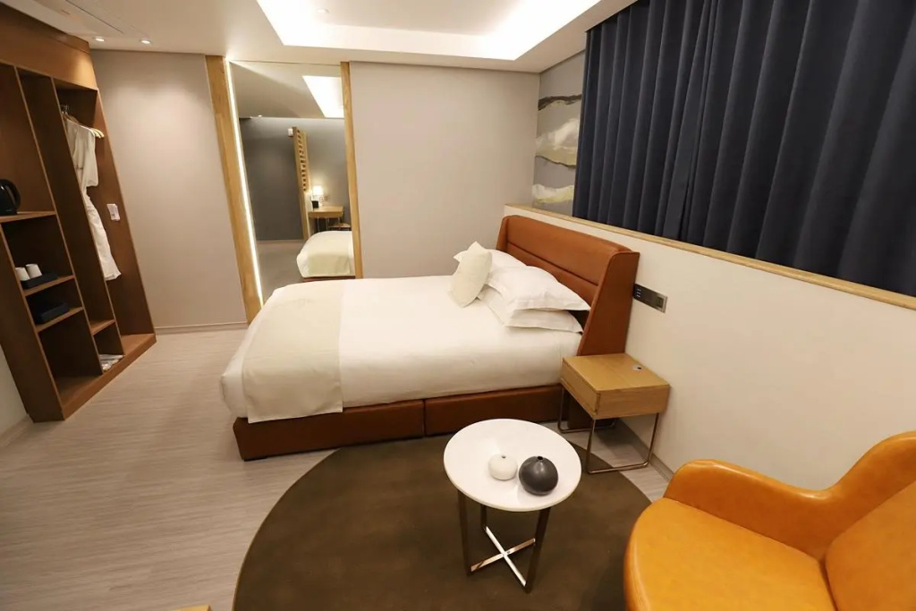 Deluxe Double room (full double bed)