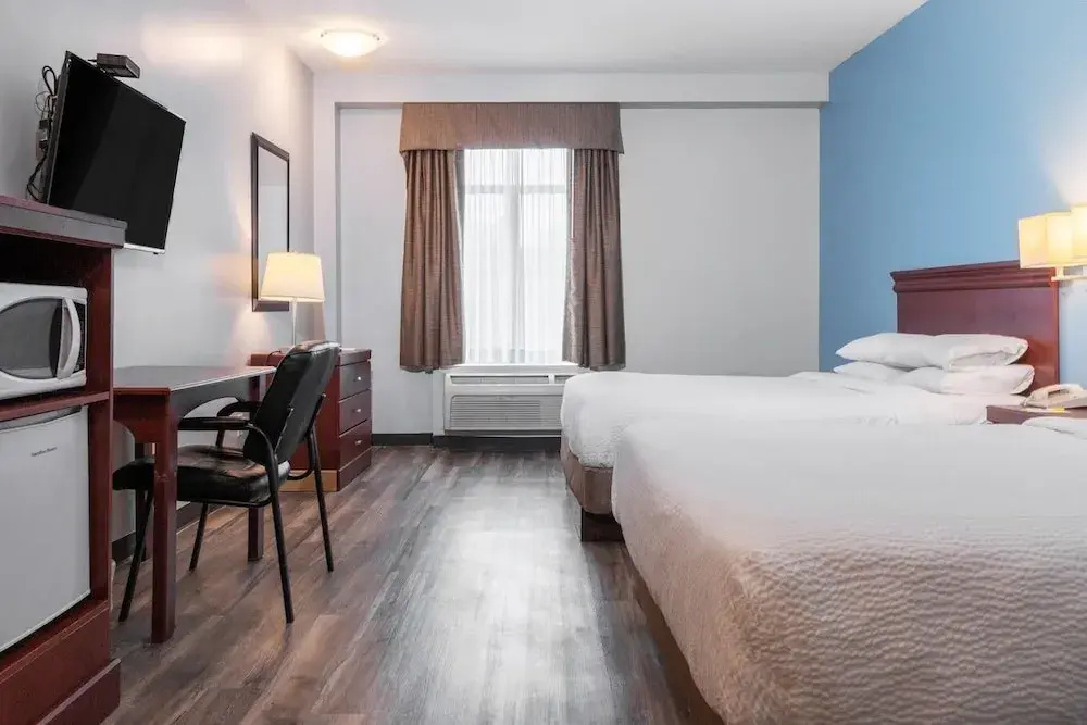 Signature Inn & Suites Hamilton image