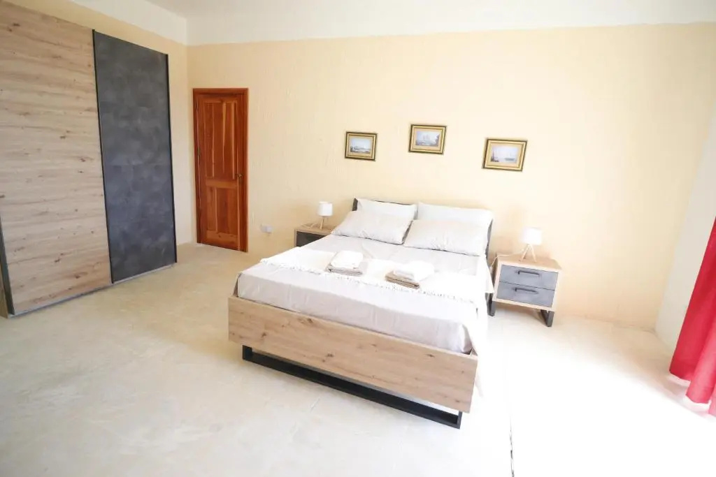 Deluxe Double room with balcony (full double bed)