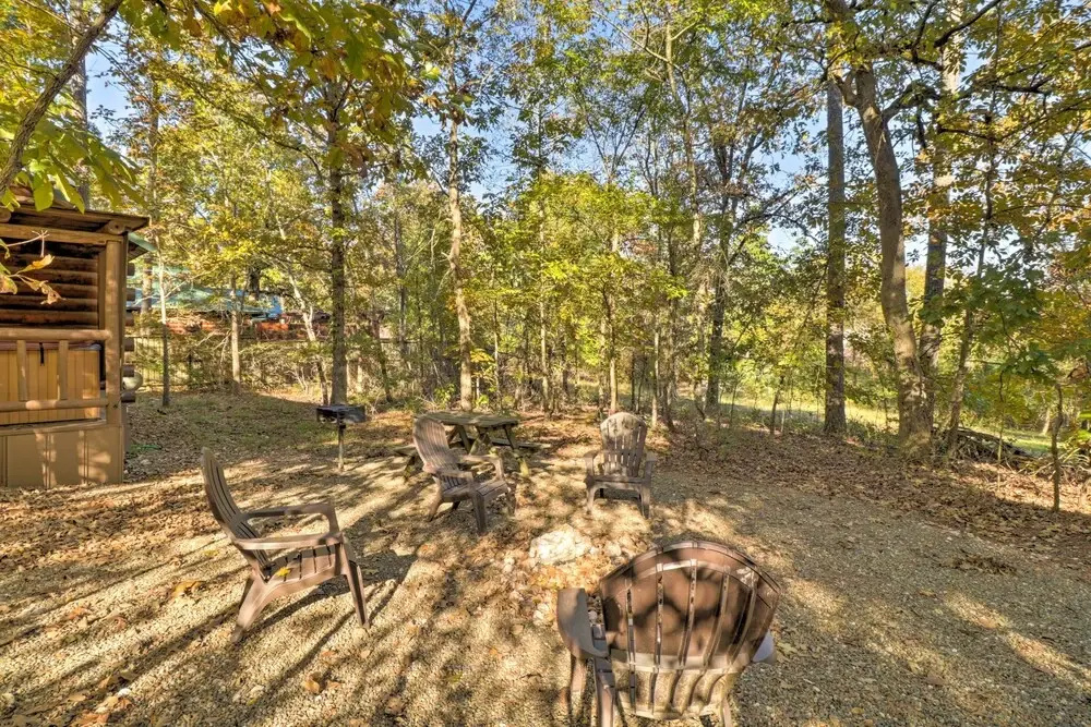 Broken Bow Cabin w/ Hot Tub & BBQ - 4 Mi to Lake!