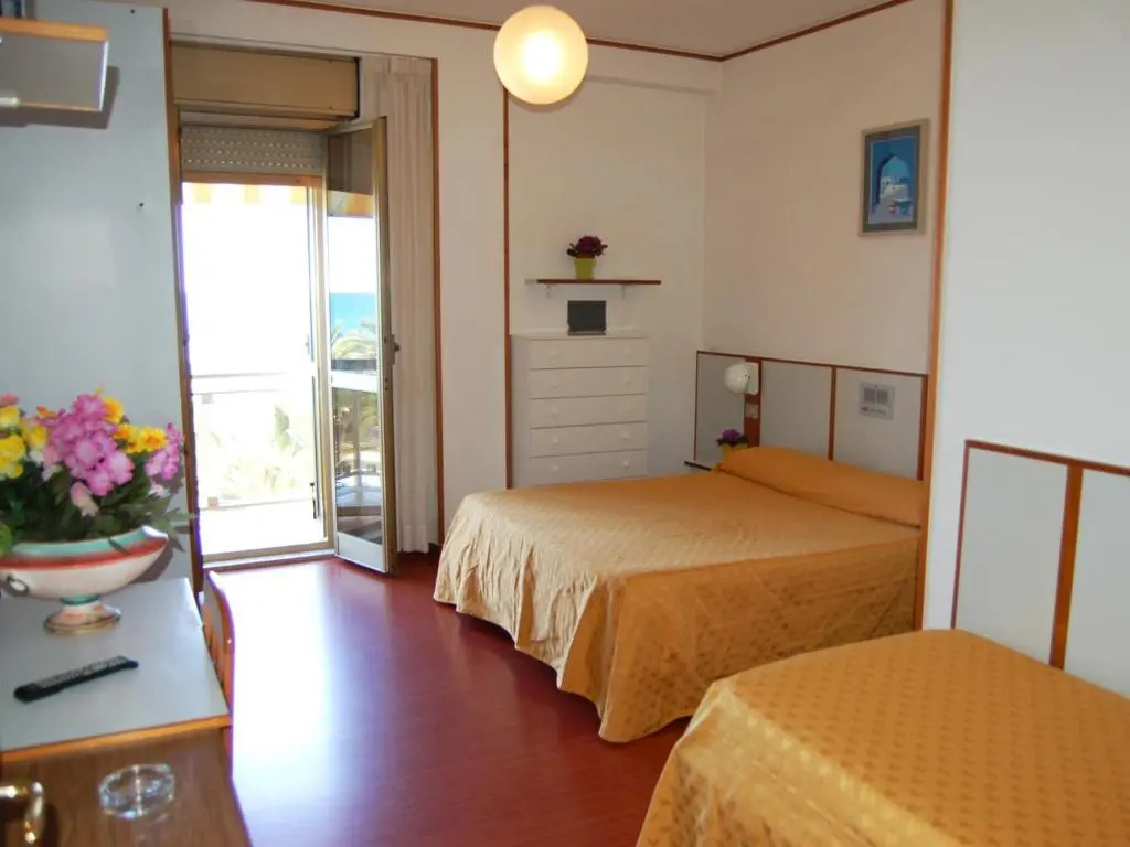 Standard Triple room