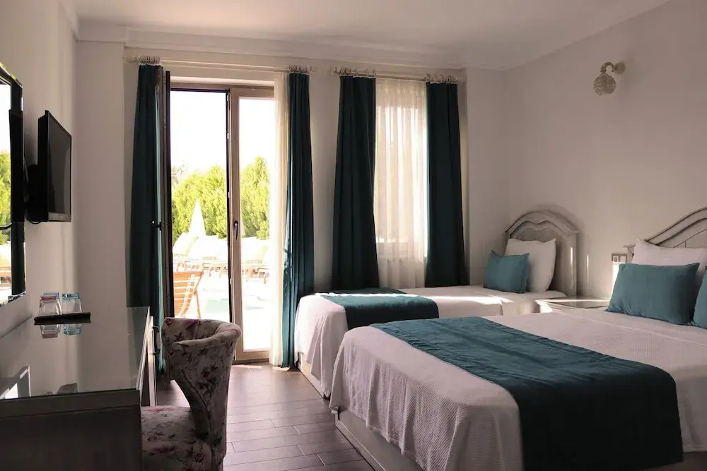 1 Bedroom Comfort Triple room with pool view