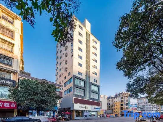 Qingyun Seasons Hotel (Weining Caohai Convention and Exhibition Center, Bijie)