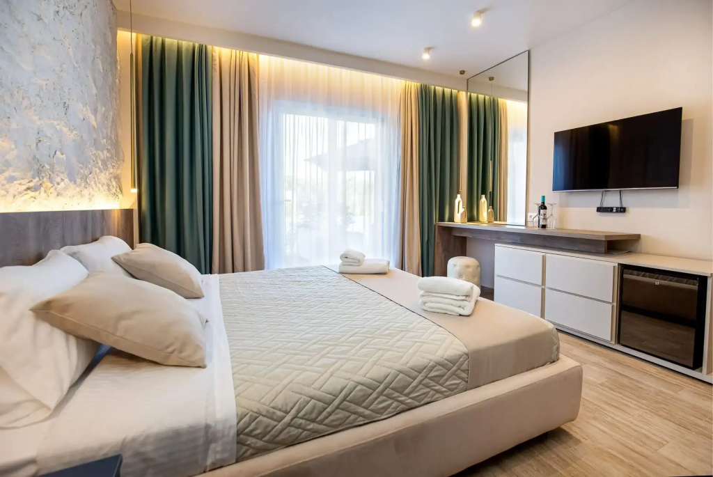 Deluxe Double room (full double bed)