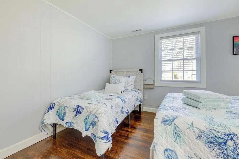 2 Mi to Craigville Beach: Hyannis Home w/ Deck — фото 3