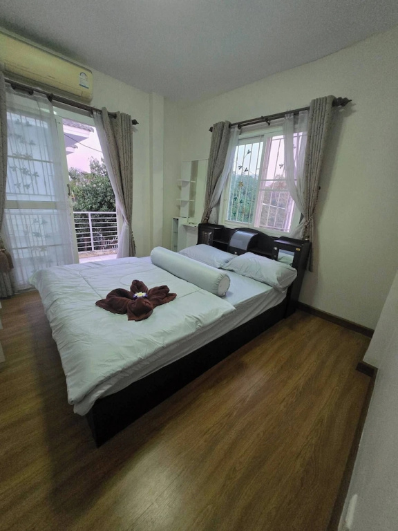 Charming 3-bedroom House With Pool Near Lat Krabang Airport — фото