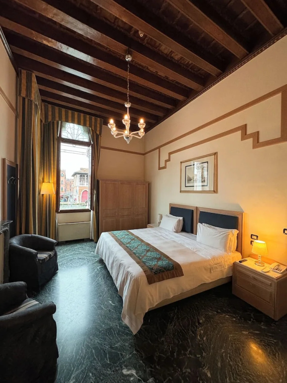 Deluxe room with canal view