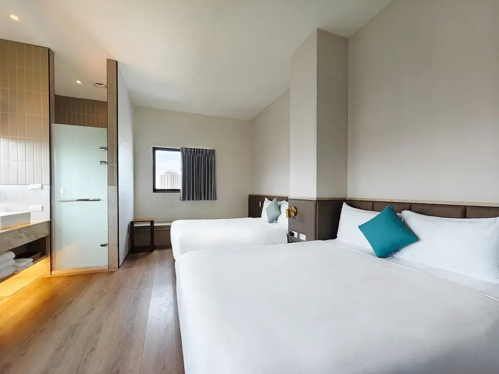Standard Quadruple room with city view